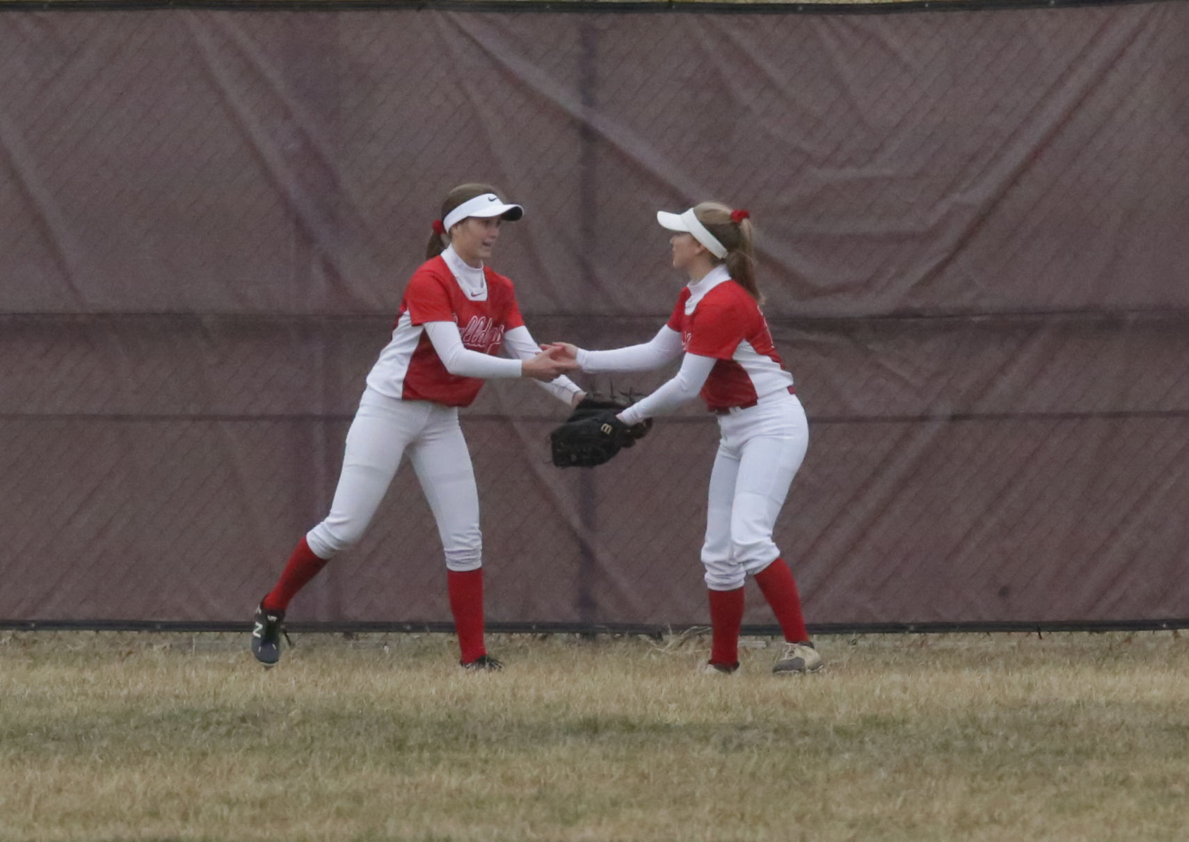 Gallery Bulldogs vs Trojans in softball